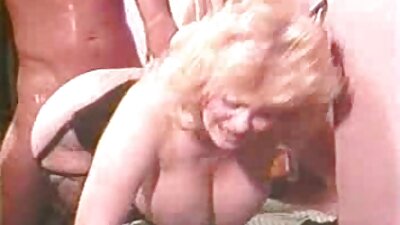 Owłosiona mamuśka odsłaniająca swoją bieliznę i seksowne ciało darmowe filmy tube